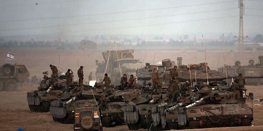 Movimenti di carri armati e di altri mezzi dell'esercito israeliano lungo il confine con la Striscia di Gaza - 10 luglio 2014. (MENAHEM KAHANA/AFP/Getty Images)