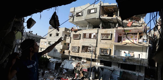 I danni causati da un attacco aereo israeliano a Gaza - 10 luglio 2014. (AP Photo/Hatem Moussa)