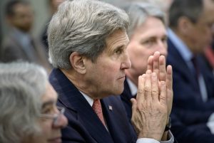 Il segretario di Stato John Kerry (anche nella foto in alto affacciato alla finestra)