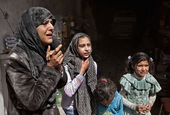 Alcune donne sopravvissute ad un bombardamento che ha distrutto un palazzo di 5 piani e danneggiato una decina di case ad Aleppo. 7 aprile 2013 (VICTOR BREINER/AFP/Getty Images)
