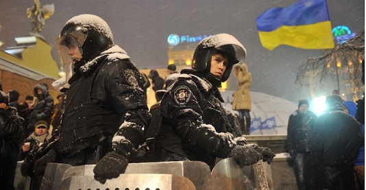 Poliziotti in Piazza Indipendenza, 9 dicembre 2013. (GENYA SAVILOV/AFP/Getty Images)