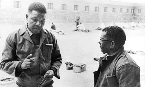 A Johannesburg, Mandela con Walter Sisulu che l' aiuterà a trovare lavoro come impiegato in uno studio legale