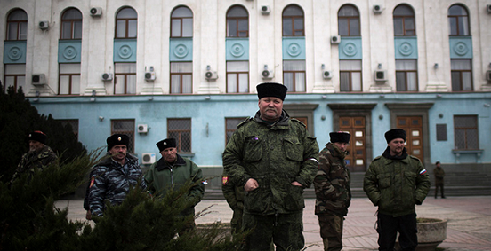 Cosacchi a Simferopoli, Ucraina, 8 marzo 2014. (AP Photo/Manu Brabo)