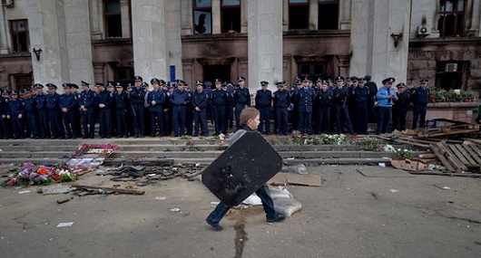 Un bambino con in mano uno scudo a Odessa, di fronte all'edificio del sindacato, 3 maggio 2014 (AP Photo/Vadim Ghirda)