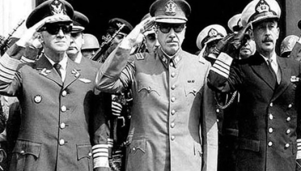 Pinochet e alla sua sinistra Contreras