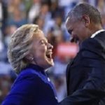 Hillary Clinton e Barack Obama sul palco al terzo giorno della convention Democratica a Philadelphia, Pennsylvania, 27 luglio 2016 (AP Photo/Susan Walsh)
