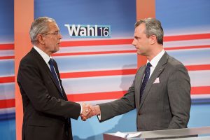 Alexander Van der Bellen ( a sinistra) stringe la mano a Norbert Hofer