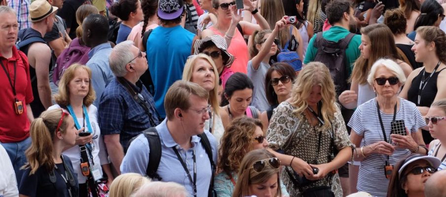 tourists-in-florence-copyright-arttrav La città turistica come messinscena
