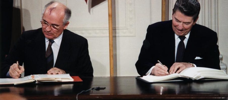 Reagan_and_Gorbachev_signing La mia supplica ai presidenti di Russia e Stati Uniti