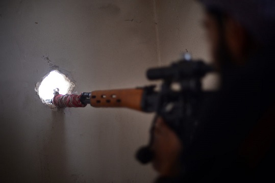 Durante i combattimenti tra ribelli e forze governative per la conquista dell’ospedale L’ospedale Al-Kendi. Aleppo, 10 aprile 2013 (DIMITAR DILKOFF/AFP/Getty Images)