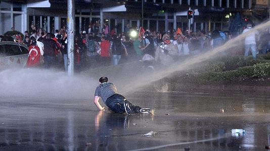 Una delle immagini dei disordini in piazza Taksim a Istanbulche ha fatto il giro del mondo