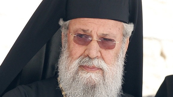 Chrysostome II "arcivescovo della Nuova Giustiniana e di tutta Cipro". Il prelato è innanzi tutto un uomo d'affari a capo di una chiesa ricca, molto ricca.