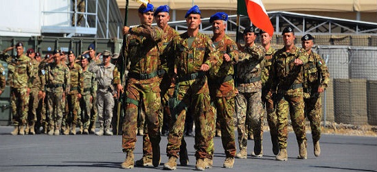 Foto: una cerimonia delle forze italiane in una base militare vicino all’aeroporto di Herat, Afghanistan, 10 settembre 2013. (Aref Karimi/AFP/Getty Images)