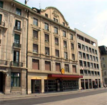 Fino al 1977, la sede della BRI di Basilea, in Svizzera, era ignota al mondo. I banchieri dicevano ai visitatori di recarsi al Frey Chocolate Shop, ed entravano da un ingresso anonimo dell’ex hotel accanto.