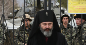 Un pope ortodosso davanti a una postazione militare russa a Sebastiopoli