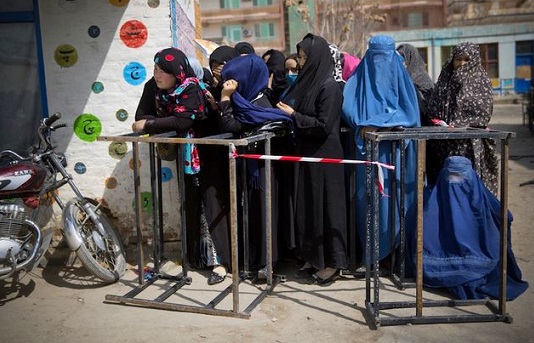 Un gruppo di donne attende di potersi registrare per votare alle elezioni presidenziali a Kabul, 1 aprile 2014. (AP Photo/Anja Niedringhaus)
