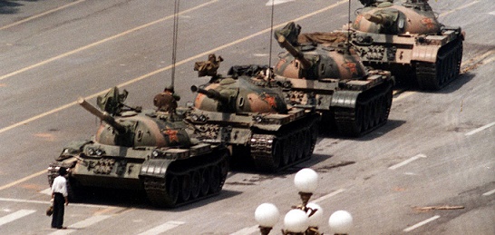 La storica foto Jeff Widener di piazza Tienanmen