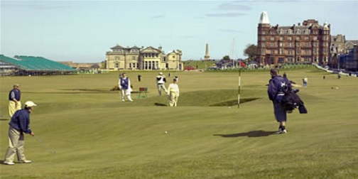 La Scozia è nota per il salmone, il wisky e per aver dato i natali al Golf. Nella foto: Old Course di St Andrews, il più antico campo da golf del mondo