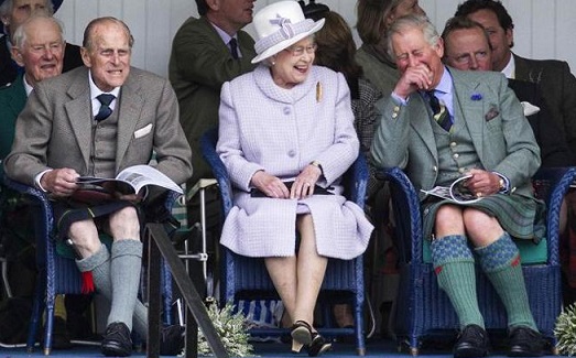 mpassibilità british impossibile per la Regina Elisabetta, e per tutta la famiglia reale, ospite d'onore agli Highland Games a Braemar in Scozia: oggetto di tanta ilarità sono i tradizionali giochi scozzesi, il lancio del tronco, il lancio del martello e il tiro alla fune (Olycom)