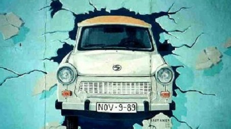 Berlin_Wall_Trabant_grafitti