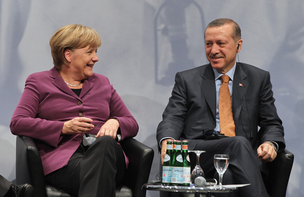 Il cancelliere Angela Merkel e il primo ministro turco Recep Tayyip Erdogan durante le celebrazioni dei 50 dell'immigrazione turca in Germania