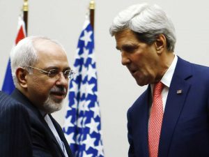 Un'immagine storica. il ministro degli Esteri Zarif con il suo omologo americano Kerry