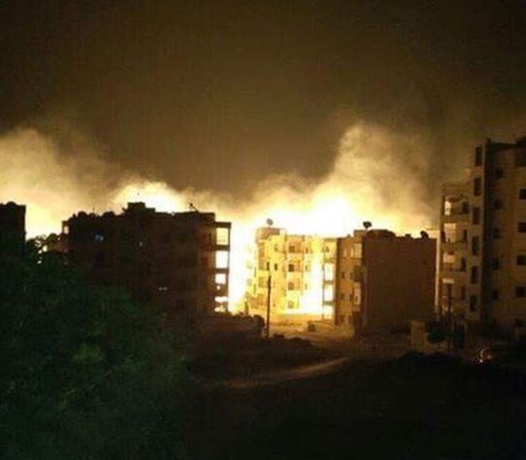 Raid aereo con bombe incendiarie su Aleppo.