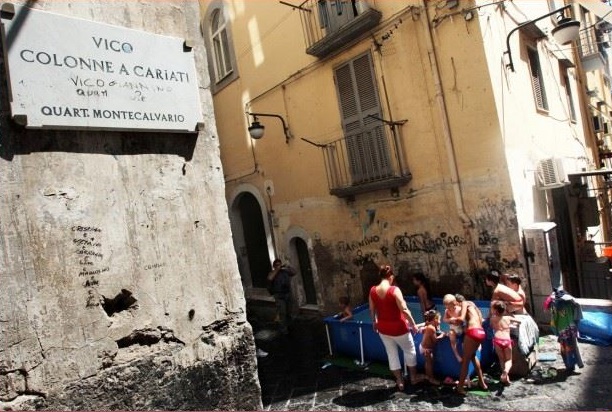 I "vasci" i "bassi" di Napoli nelle foto di Sergio Siano. Sono istantanee di un mondo che si muove costantemente in quel fluido insieme di vicoli e vicarielli che costituiscono il cuore pulsante e rumoroso del capoluogo campano.